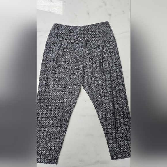 Dressbarn US Large Black And Gray Capri Leggings - Picture 2 of 5